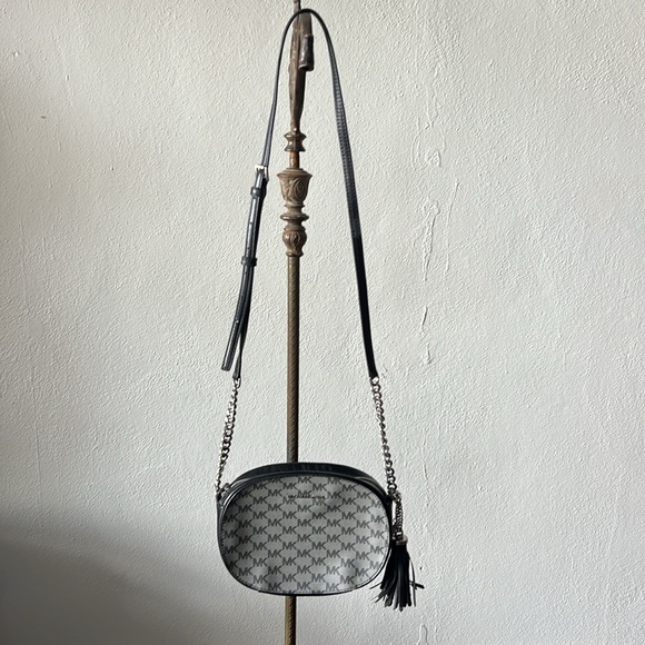 Michael Kors Ginny Medium Messenger Crossbody - Picture 2 of 6